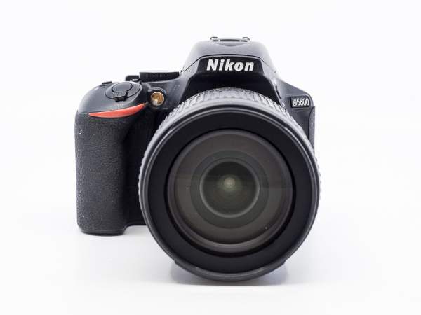 Nikon D5600 + 18-105 AF-S VR + grip s.n. 6101788/50037844