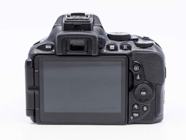 Nikon D5600（中古品） 中古】Nikon ニコン D5600 18-55 VR レンズキット シャッター